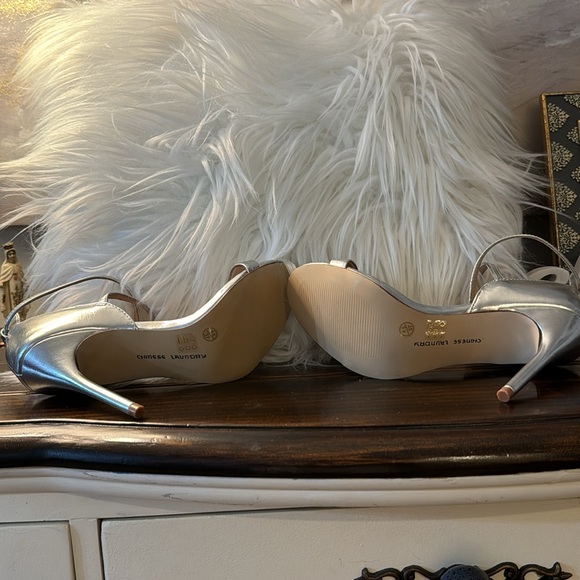 CHINESE LAUNDRY SABRIE SANDAL IN SILVER - Picture 12 of 13